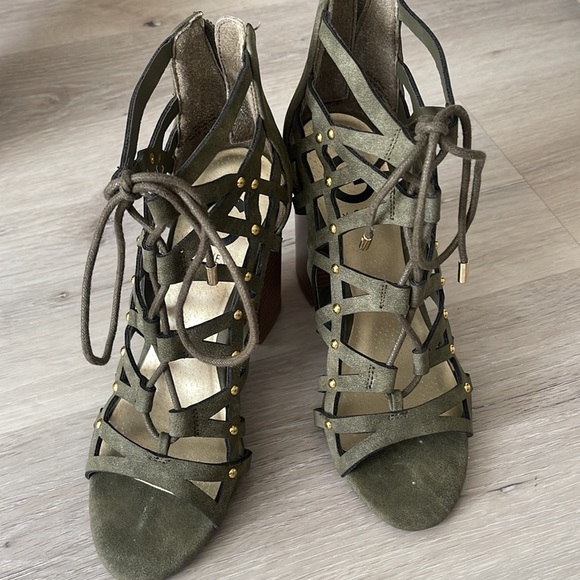 Heels - Picture 5 of 6